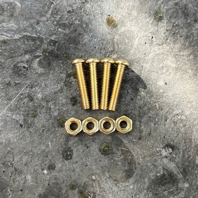 Tornillos y tuercas extra