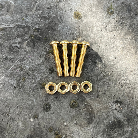 Tornillos y tuercas extra